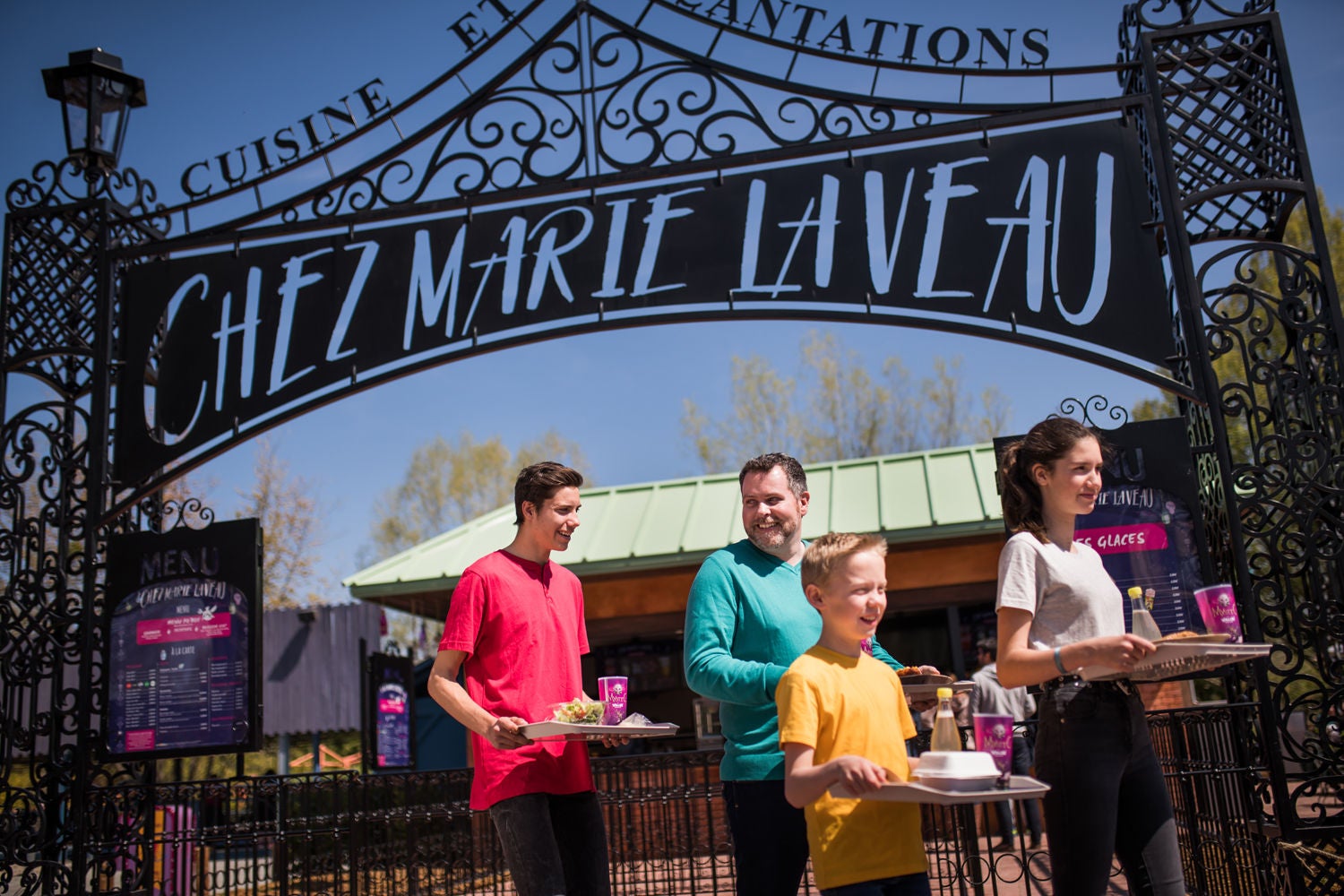 photo du parc walibi illustartion publicitaire restaurant Chez Marie Laveau. communication d'entreprise, pour le parc Walibi france sur les nouveautÃ© 2019